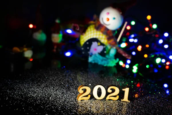 2021 Gelukkig Nieuwjaar Hout Nummer Kerstdecoratie Sneeuw Met Lichte Achtergrond — Stockfoto