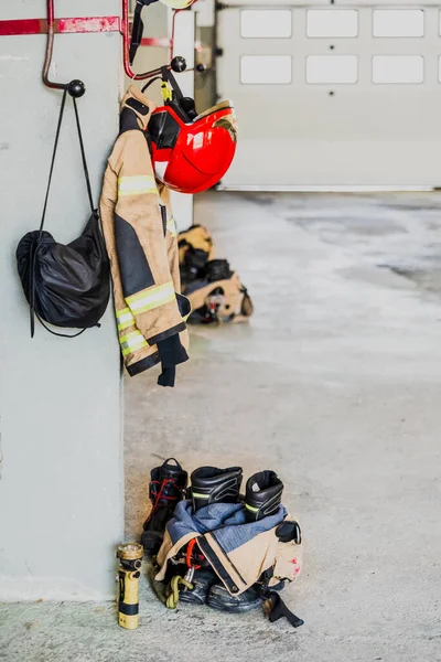 Detalle Del Traje Trabajo Bombero Preparado Para Acción Junto Material —  Fotos de Stock