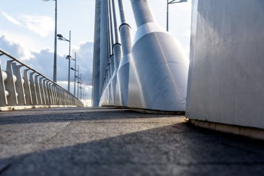 Modern çelik ve beyaz beton köprünün üzerinde boş bir yürüyüş yolu..