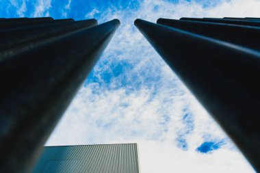 Dikey çelik parmaklıklar, binaları sokaktan ayıran ve koruyan bir çit..