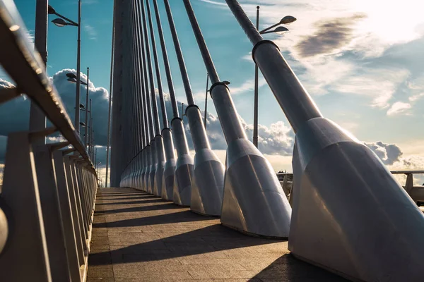 Puesta Sol Dramáticamente Sobre Los Cables Acero Una Acera Puente — Foto de Stock