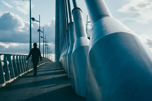 Persona Camina Sobre Puente Industrial Con Grandes Pilones Bridas — Foto de Stock