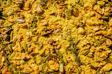 Et ve sebzeli sarı pirinç, Valensiyalı paella, turistler için tipik İspanyol gastronomisi..