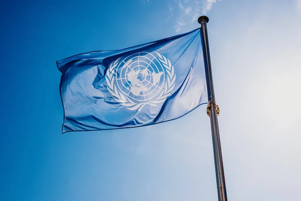 Bandera Onu Ondeaba Contra Sol Cielo Azul — Foto de Stock