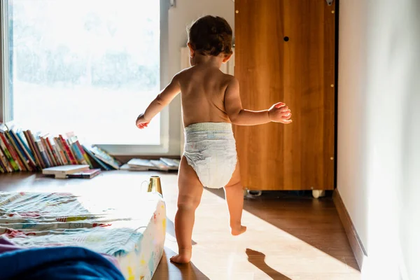 Bebé Dando Sus Primeros Pasos Descalza — Foto de Stock