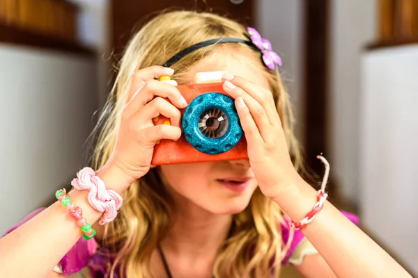 Kleines Mädchen Beim Fotografieren Mit Einer Hölzernen Spielzeugkamera Mit Einem — Stockfoto