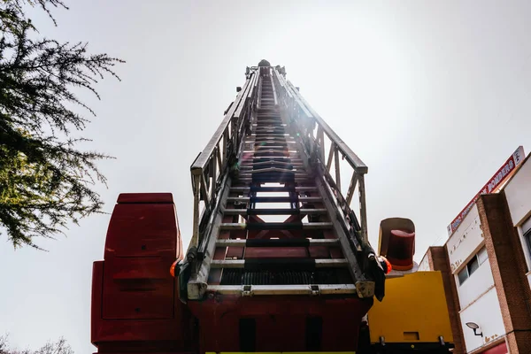 消防队员在卡车梯子顶部执行紧急救援任务 — 图库照片
