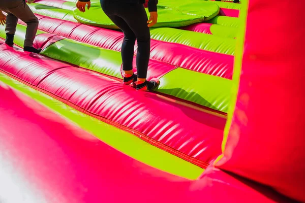 Chica Saltando Haciendo Ejercicio Mientras Divierten Castillo Inflable Para Rebotar —  Fotos de Stock