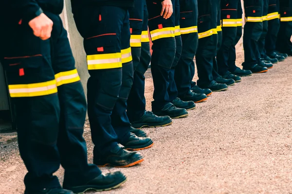 Muchos Bomberos Irreconocibles Alineados Pantalones Reflectantes —  Fotos de Stock