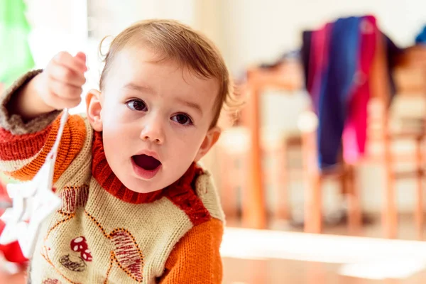 Bayi Menghibur Musim Dingin Berbaring Karpet Ruang Tamunya — Stok Foto