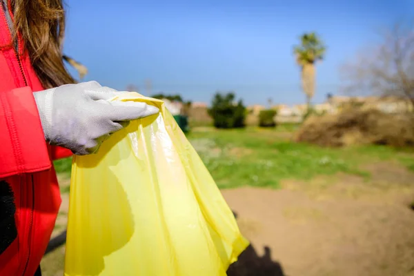 ボランティアによってリサイクルされた自然の中で放棄されたペットボトルでいっぱいのゴミ袋 — ストック写真