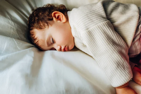 Baby Sleeps Peacefully Nap Noon Lying Fluffy White Cushion — Stock Photo, Image
