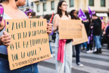 Valencia, İspanya - 8 Mart 2020: Bir protesto mitinginde feminist kadın eşitliğine mesajlar içeren pankartlar tutan genç kadınlar.