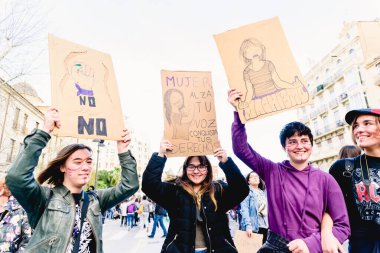 Valencia, İspanya - 8 Mart 2020: Feminist bir gösteride kadınların taşıdığı afişlerde maçolukla ilgili güçlü sloganlar.