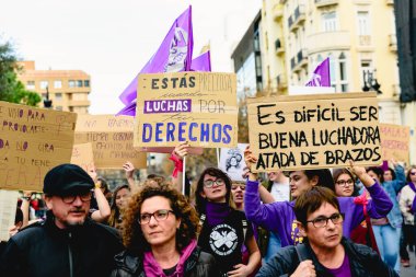 Valencia, İspanya - 8 Mart 2020: Bir protesto mitinginde feminist kadın eşitliğine mesajlar içeren pankartlar tutan genç kadınlar.