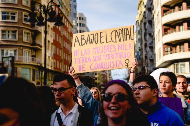 Valencia, İspanya - 8 Mart 2020: Bir protesto mitinginde feminist kadın eşitliğine mesajlar içeren pankartlar tutan genç kadınlar.