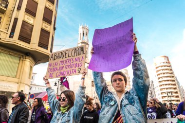 Valencia, İspanya - 8 Mart 2020: Bir protesto mitinginde feminist kadın eşitliğine mesajlar içeren pankartlar tutan genç kadınlar.
