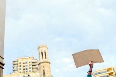 Gösteriler sırasında insanlar tarafından tutulan boş pankartlar metinle tamamlanacak.