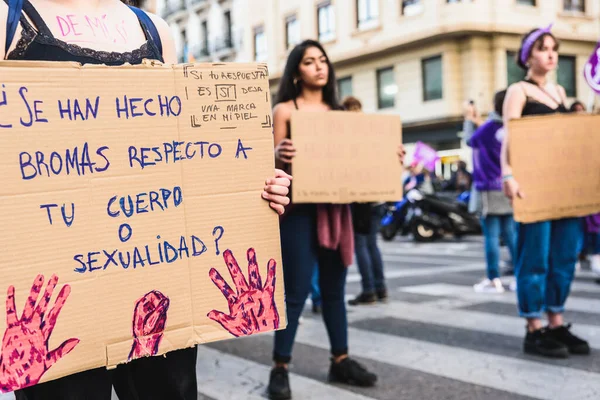 Valencia, İspanya - 8 Mart 2020: Bir protesto mitinginde feminist kadın eşitliğine mesajlar içeren pankartlar tutan genç kadınlar.