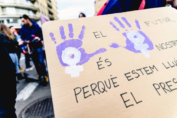 Valencia, İspanya - 8 Mart 2020: Bir protesto mitinginde feminist kadın eşitliğine mesajlar içeren pankartlar tutan genç kadınlar.