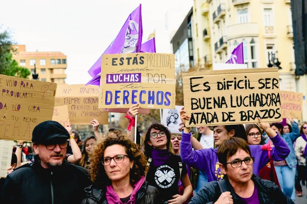 Valencia Espanha Março 2020 Jovens Mulheres Segurando Cartazes Com Mensagens — Fotografia de Stock