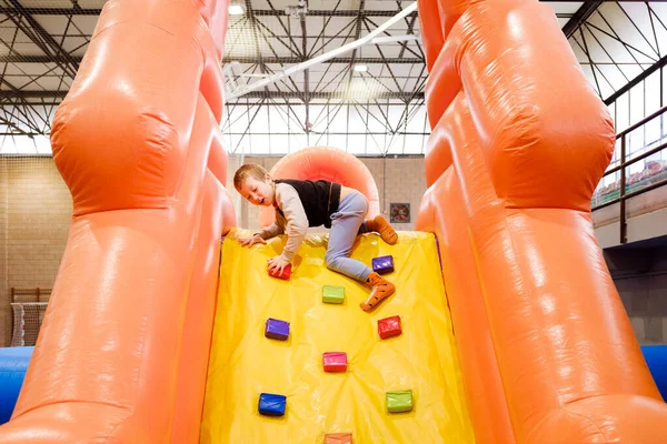 Criança Diverte Pulando Castelo Inflável Uma Feira Infantil — Fotografia de Stock