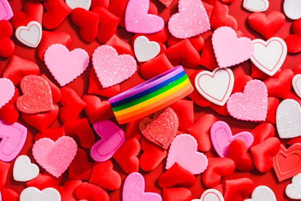 ロマンチックな背景のために赤いハートのためにゲイカップルのために愛 — ストック写真