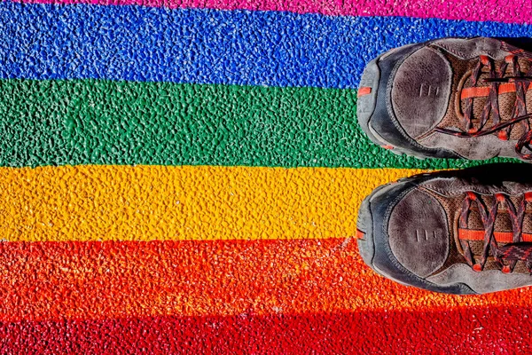 Homem Pisa Botas Com Bandeira Gay Pintada Chão Conceito Desprezo — Fotografia de Stock