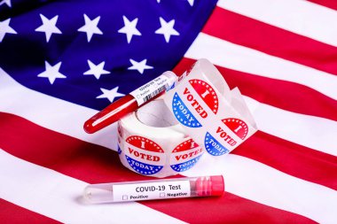 Başkanlık seçimlerinde Amerikan bayrağı üzerinde covid-19 testi yapılan test tüpleri.