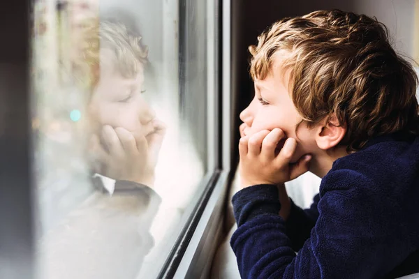 在欧洲 男孩看着窗外枯燥无味的形象 尊重对病毒的隔离 — 图库照片