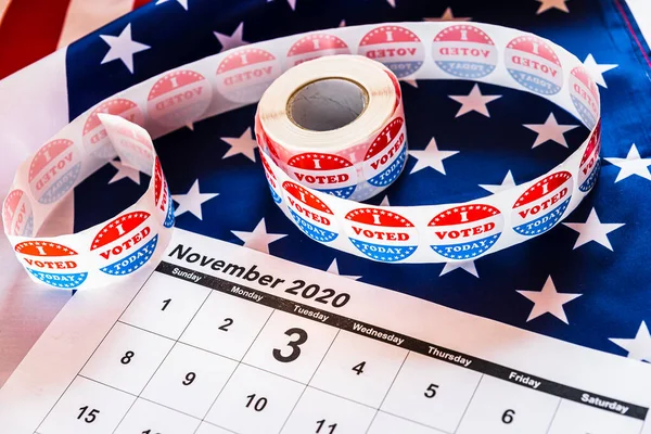 2020年11月3日の大統領選挙のカレンダーを持つ愛国者の背景 — ストック写真