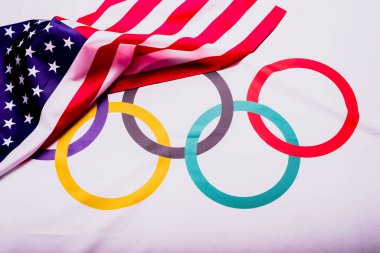 Valencia, İspanya - 20 Mart 2020 Olimpiyat bayrağı, askıya alındığını öğrendikten sonra Amerikan bayrağı altında toplandı..