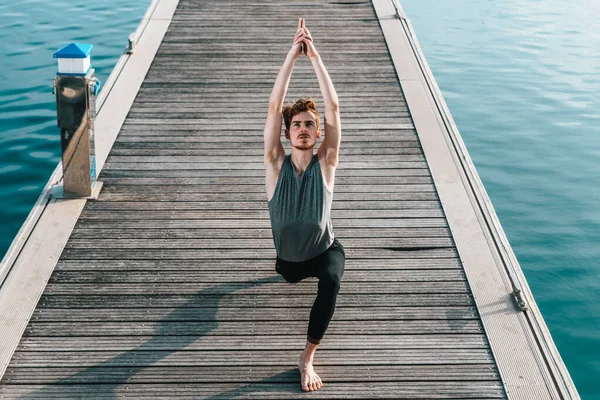 Genç Adam Şehrin Stresinden Kurtulmak Egzersiz Yapmak Için Yoga Yapıyor — Stok fotoğraf