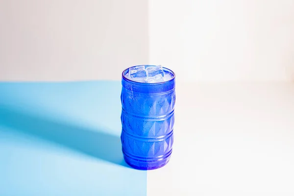 Vaso Vidrio Azul Con Refresco Aislado Sobre Fondo Simétrico Color — Foto de Stock