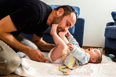 Babam karantina süresince bebeğine ve ailesine bakıyor..