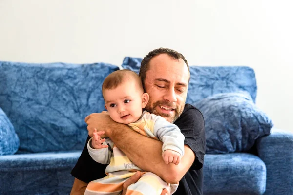 Baby Und Vater Umarmten Sich Liebevoll Und Verbrachten Krankheitsfall Isolierte — Stockfoto