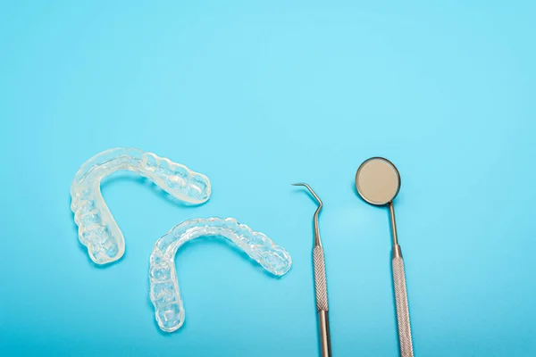 Dental Aligner Von Zahnärzten Verwendet Isoliert Auf Blauem Hintergrund — Stockfoto