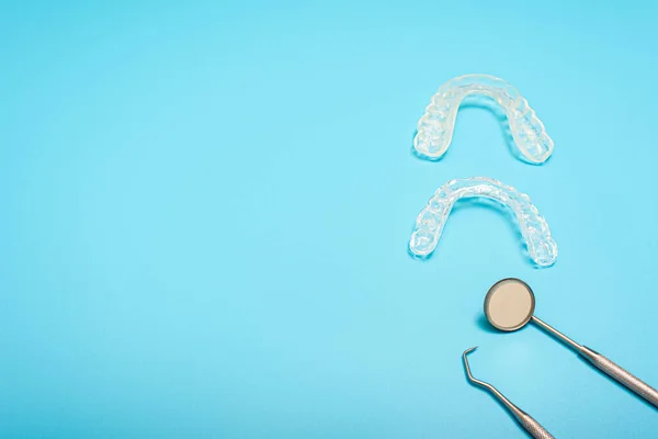Zahnarztwerkzeuge Zur Vermeidung Von Bruxismus Angeordnet Auf Blauem Hintergrund Von — Stockfoto
