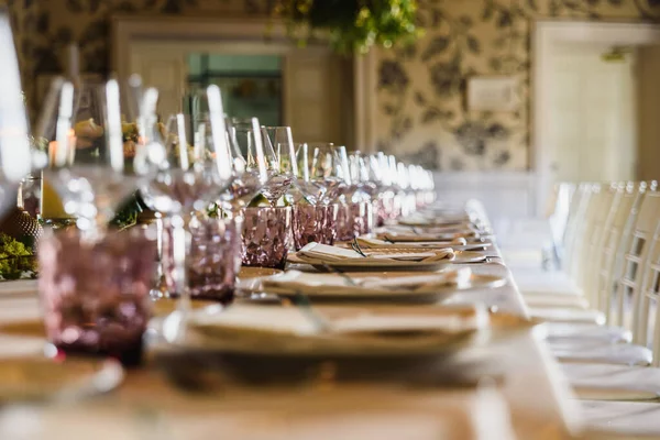 Mesa Alargada Con Todos Los Cubiertos Elegantemente Dispuestos Hermosos Centros — Foto de Stock