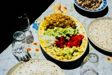 Otantik bir evde ev yapımı burrito hazırlamak için Meksika usulü tortilla ayrıntıları..