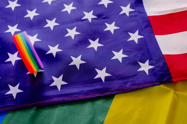 権利を主張するためにアメリカの国旗にゲイの色のブレスレット — ストック写真