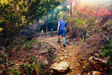 Çocuk yürüyüşçüleri, yürüyüş çubuğuna yaslanarak maceralar yaşayarak patikalarda yürürler..