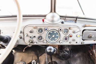 Eski bir vintage kamyonun gösterge panelinin ayrıntıları.