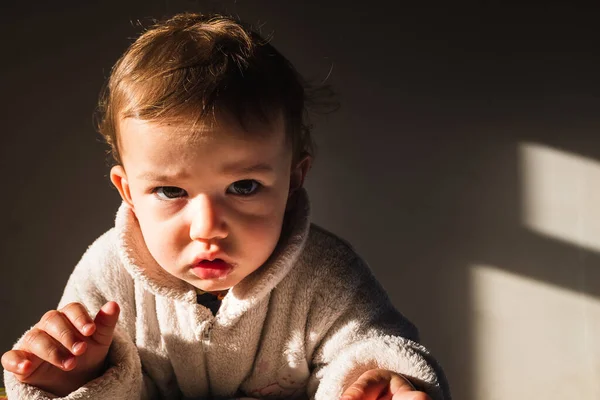 Potret Bayi Yang Serius Terisolasi Dengan Latar Belakang Gelap — Stok Foto