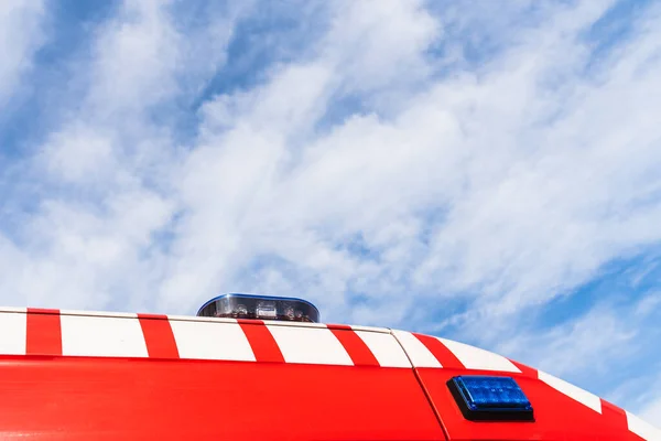 一辆医疗救护车的红色屋顶 覆盖蓝天 布满了云彩和复印空间 以照顾大流行病患者 — 图库照片