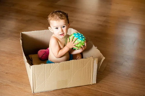 Linda Adorable Niña Año Escondida Dentro Una Caja Cartón Suelo —  Fotos de Stock