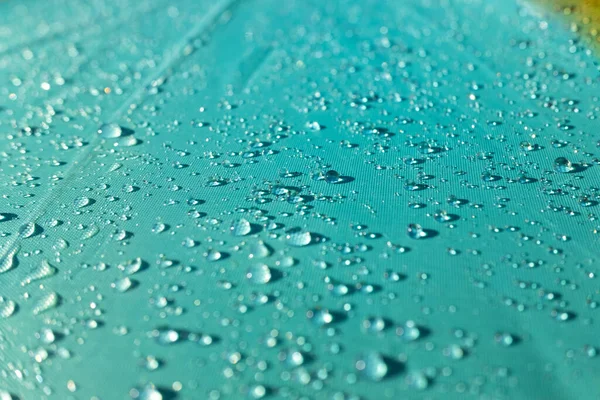 Detail Von Wassertropfen Auf Einem Der Sonne Gefärbten Plastikgewebe — Stockfoto