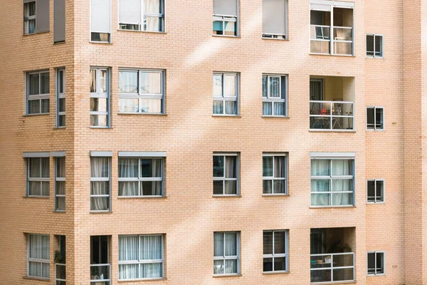 Temiz Kare Pencereli Aşırı Kalabalık Tuğla Binalar — Stok fotoğraf