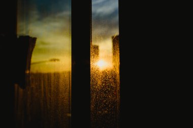 Güneşin alacakaranlıkta parladığı karanlık sahne umut verici bir ışık veriyor..