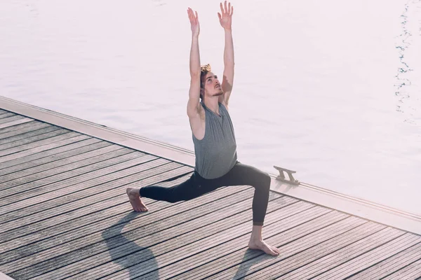 Jonge Sportman Die Gewrichtsbewegingen Van Yoga Uitvoert Een Stedelijk Gebied — Stockfoto